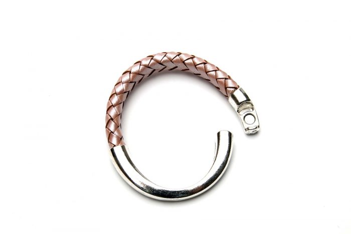Magnetspange mit rosefarbenem Flechtlederband