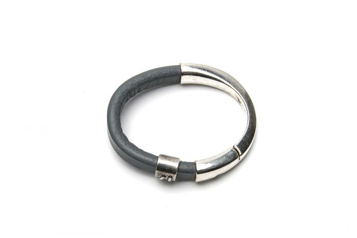 Magnetspange mit grauem Lederband und Schmuckschieber aus Zamak