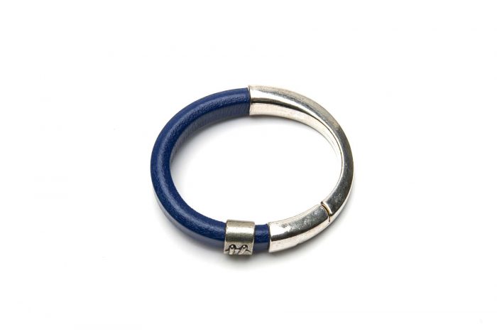 Magnetspange mit blauem Lederband und Schmuckschieber aus Zamak
